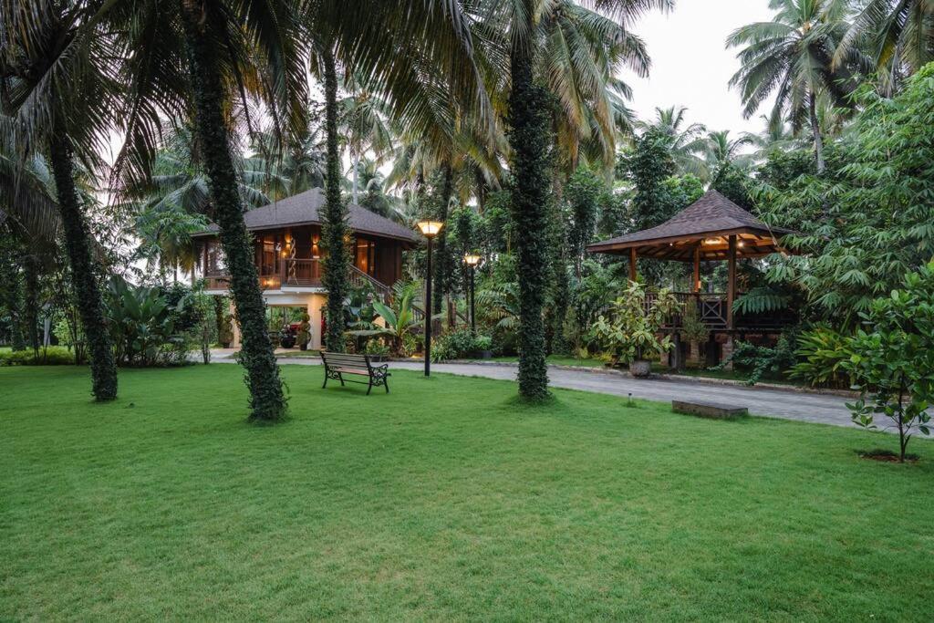 Villa Woods & Palms Pollāchi Exteriör bild