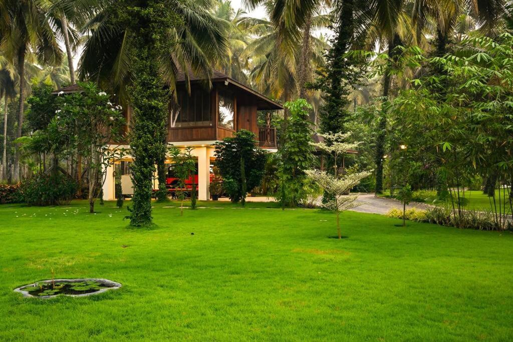 Villa Woods & Palms Pollāchi Exteriör bild